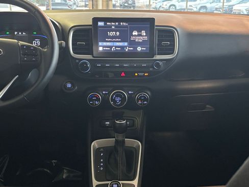 Used 2025 Hyundai Venue SEL image 18