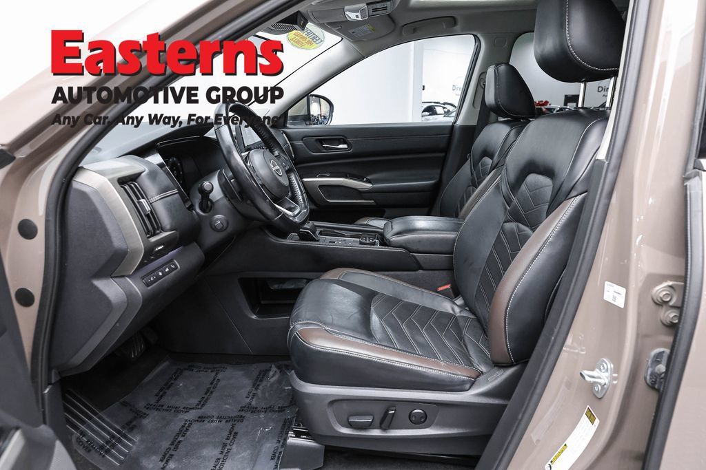 Used 2023 Nissan Pathfinder Platinum w/ Cargo Package AWD/4WD image 16