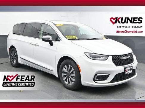 Used 2023 Chrysler Pacifica Limited FWD image 1