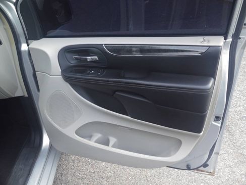 Used 2011 Chrysler Town & Country Touring FWD image 19