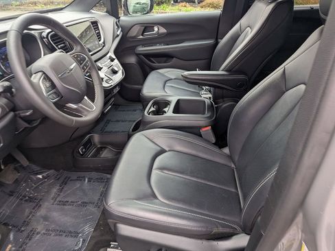Used 2025 Chrysler Pacifica Select image 16