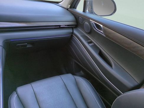Certified 2025 Genesis GV80 2.5T Prestige AWD/4WD image 23