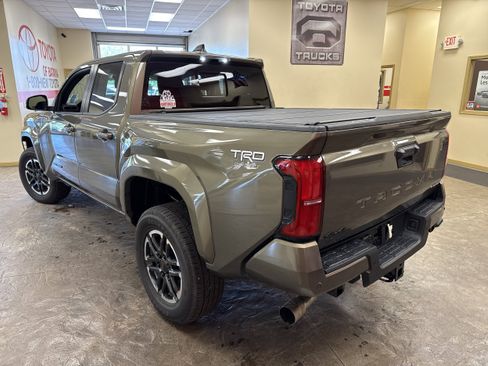 Used 2026 Toyota Tacoma TRD Sport w/ TRD Sport Upgrade Package AWD/4WD image 7