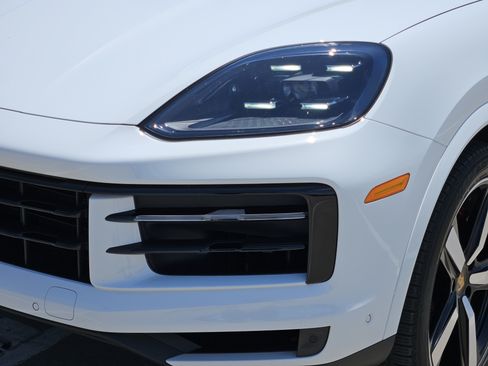 Certified 2024 Porsche Cayenne AWD/4WD image 12