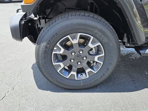 Used 2025 Jeep Wrangler Unlimited Sahara AWD/4WD image 9