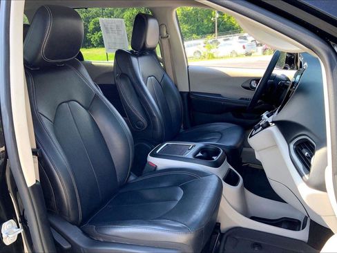 Used 2022 Chrysler Pacifica Touring-L FWD image 7