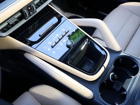 Certified 2025 Porsche Cayenne AWD/4WD image 24