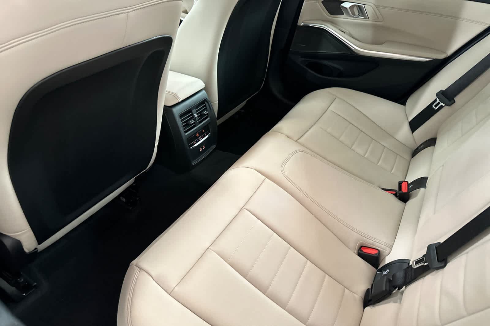 Used 2026 BMW 330i Sedan w/ Premium Package RWD image 4
