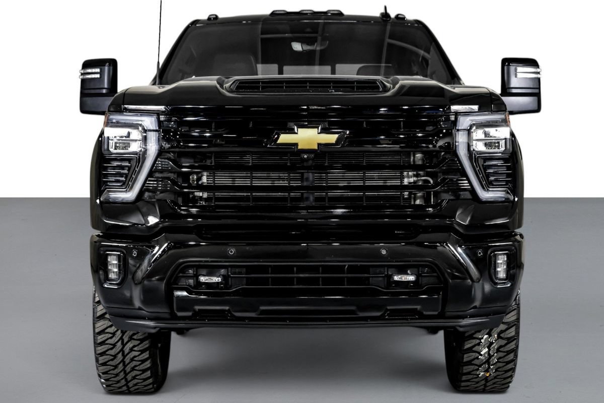 Used 2025 Chevrolet Silverado 3500 High Country w/ High Country Premium Package AWD/4WD image 3