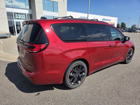 Used 2025 Chrysler Pacifica Limited FWD image 4