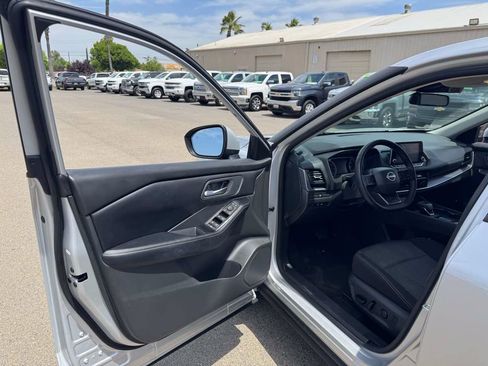 Used 2025 Nissan Rogue SV FWD image 21