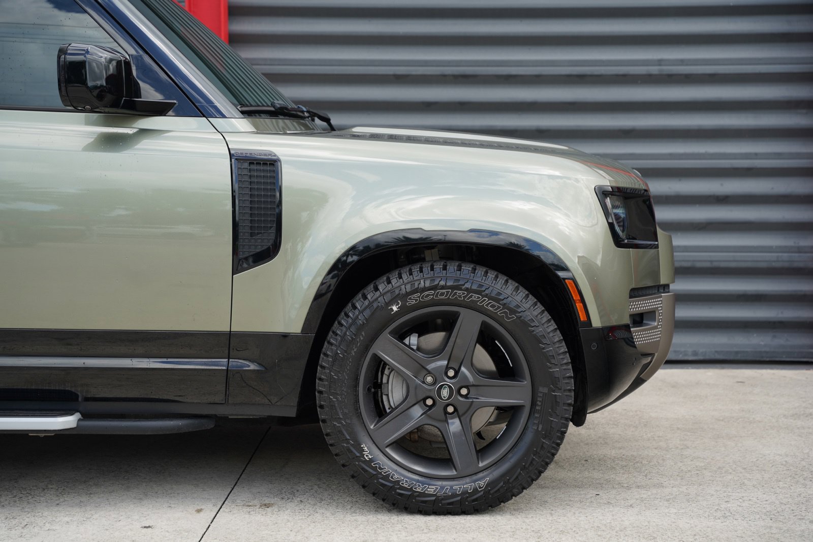 Used 2024 Land Rover Defender 90 X-Dynamic SE AWD/4WD image 4