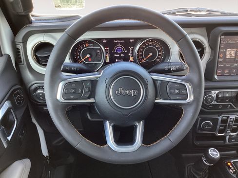 Used 2023 Jeep Gladiator Overland image 18