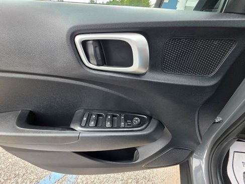 Used 2023 Hyundai Venue SEL FWD image 14