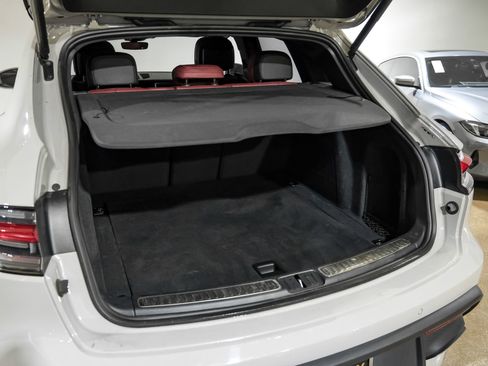 Used 2023 Porsche Macan Turbo image 63