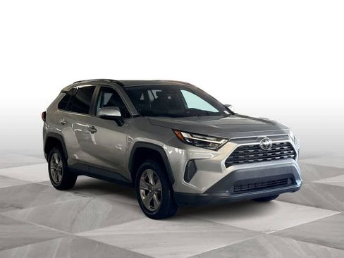 Used 2022 Toyota RAV4 XLE w/ Convenience Package image 2