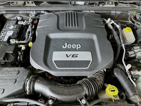 Used 2018 Jeep Wrangler Unlimited Sahara AWD/4WD image 29