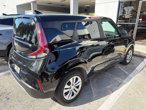 Used 2025 Kia Soul LX FWD image 3