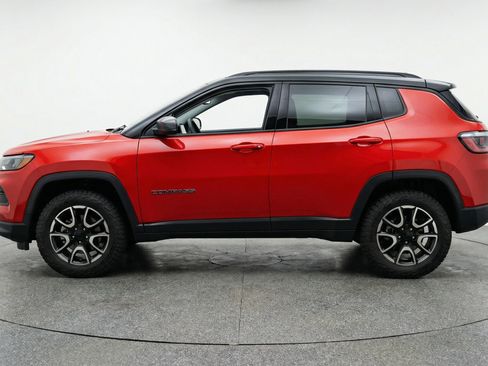 Used 2025 Jeep Compass Trailhawk image 5