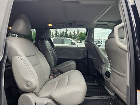 Used 2018 Toyota Sienna XLE AWD/4WD image 12
