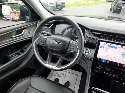 Used 2023 Jeep Grand Cherokee Limited AWD/4WD image 17