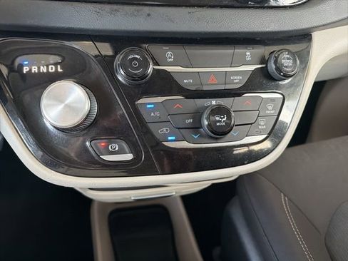 Used 2022 Chrysler Voyager LX FWD image 24