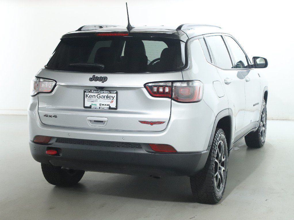 Used 2025 Jeep Compass Trailhawk AWD/4WD image 46