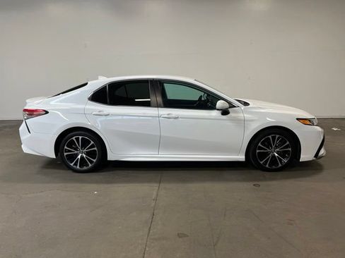 Used 2019 Toyota Camry SE FWD image 2