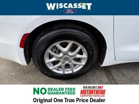 Used 2024 Chrysler Pacifica Touring-L FWD image 33