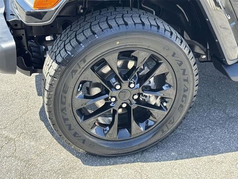 Used 2021 Jeep Wrangler Unlimited Sahara w/ Cold Weather Group AWD/4WD image 31