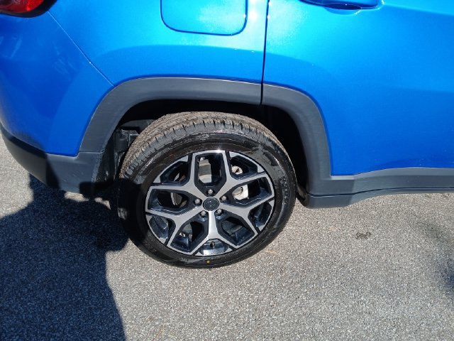 Used 2025 Jeep Compass Limited AWD/4WD image 11