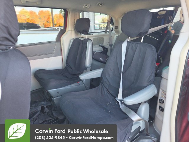 Used 2010 Chrysler Town & Country Touring w/ Entertainment Group #2 FWD image 10
