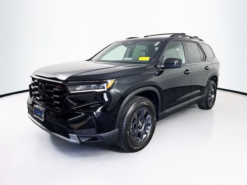 Used 2025 Honda Pilot TrailSport image 3