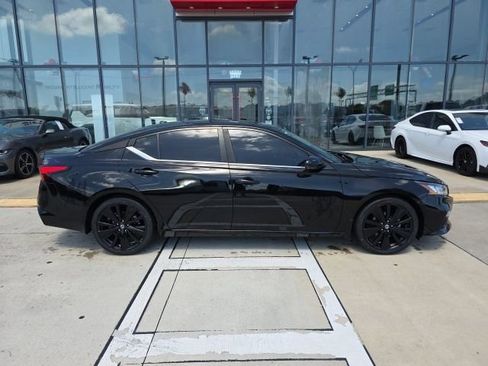 Used 2022 Nissan Altima 2.5 SR w/ Midnight Edition Package FWD image 3