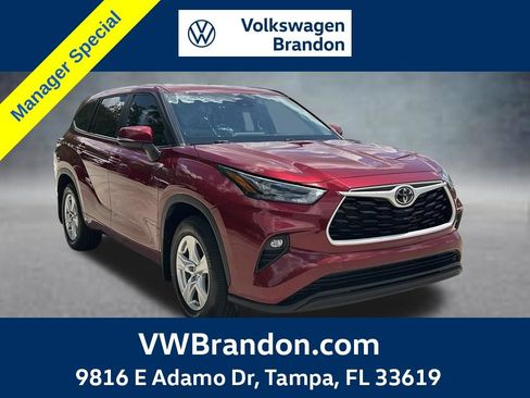 Used 2024 Toyota Highlander LE FWD image 1