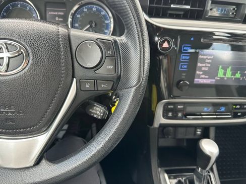 Used 2018 Toyota Corolla LE FWD image 13