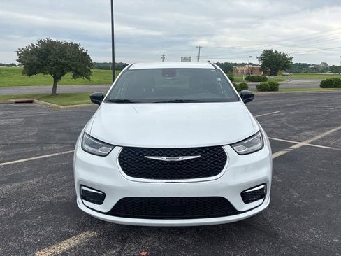 Used 2025 Chrysler Pacifica Select FWD image 2
