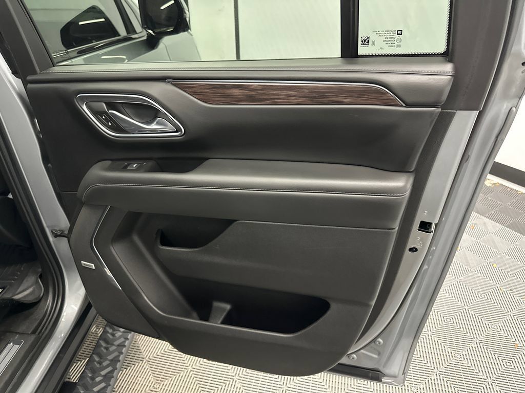 Used 2023 Chevrolet Suburban Z71 w/ Luxury Package AWD/4WD image 17