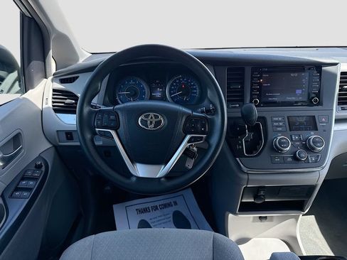 Used 2019 Toyota Sienna LE FWD image 25