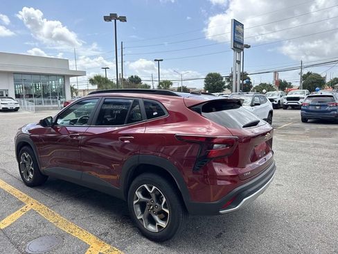 Used 2025 Chevrolet Trax LT FWD image 6