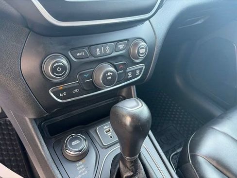 Used 2020 Jeep Cherokee Latitude Plus w/ Cold Weather Group AWD/4WD image 25
