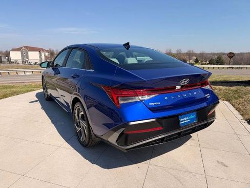 Used 2025 Hyundai Elantra Limited image 3