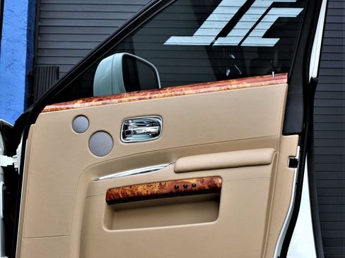 Used 2010 Rolls-Royce Ghost RWD image 19