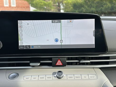 Used 2024 Hyundai Elantra Limited image 18