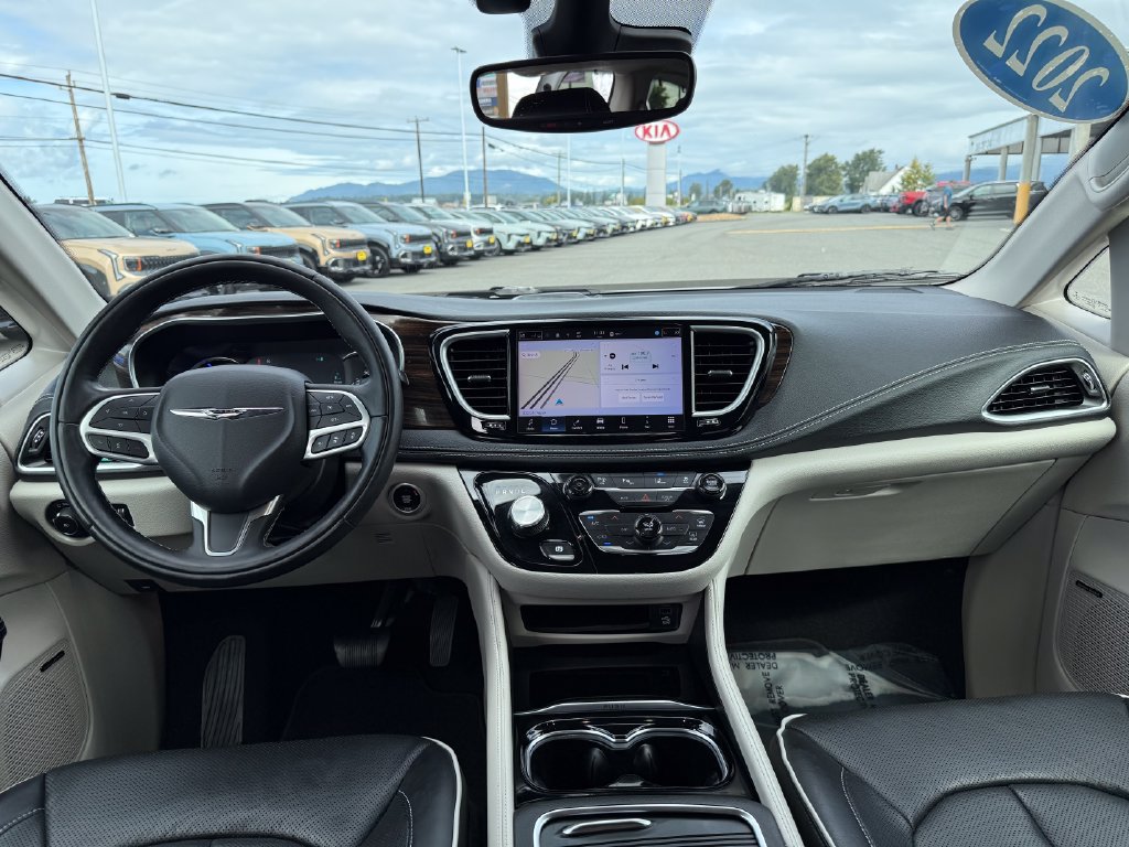 Used 2022 Chrysler Pacifica Limited w/ Uconnect Theater Family Group FWD image 22