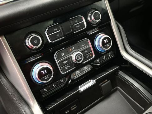 Used 2021 GMC Yukon XL Denali w/ Denali Premium Package image 27