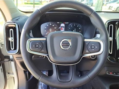 Used 2021 Volvo XC40 T5 Momentum w/ Climate Package AWD/4WD image 17