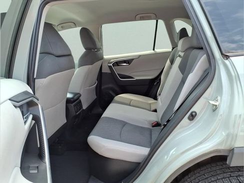 Used 2021 Toyota RAV4 XLE AWD/4WD image 22