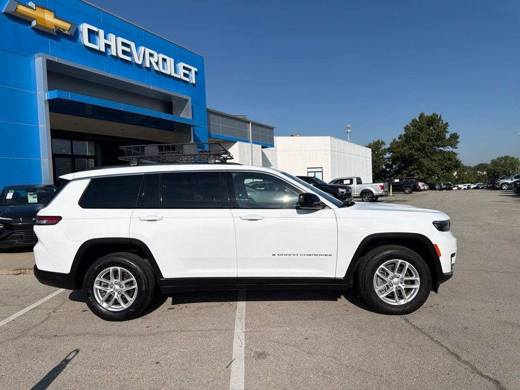 Used 2023 Jeep Grand Cherokee L Laredo AWD/4WD image 2