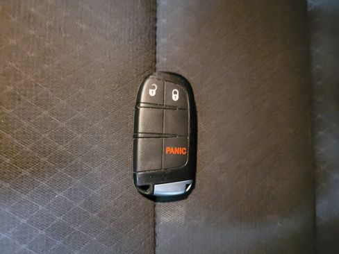 Used 2019 Jeep Grand Cherokee Laredo image 32